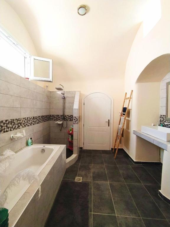Dream Home- Santorini Cave House คาร์เทราดอส ภายนอก รูปภาพ